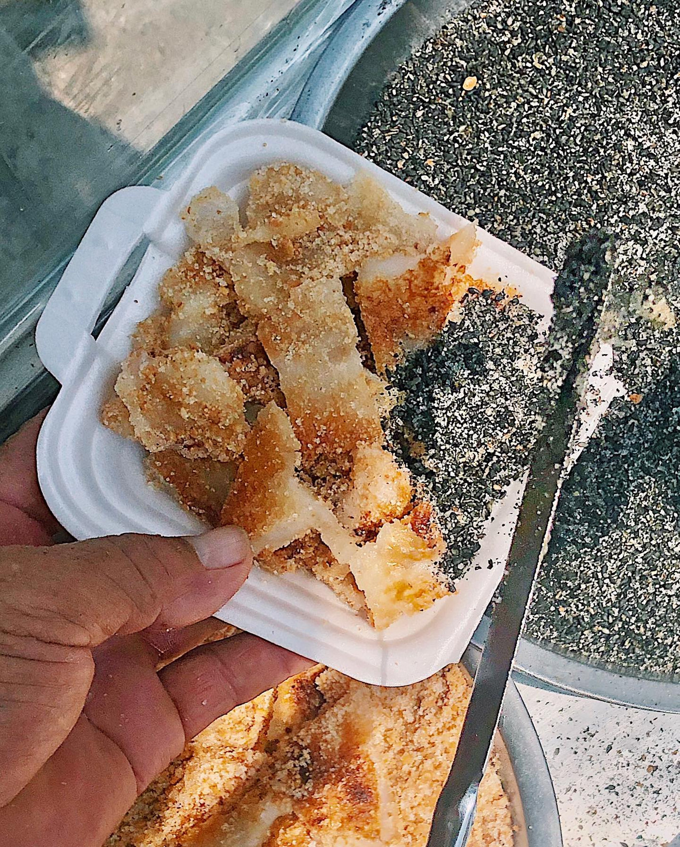 Sài Gòn hẻm: Bánh bò nướng chấm sốt hay bánh nếp đậu phộng, bạn mê bánh nào? ảnh 1