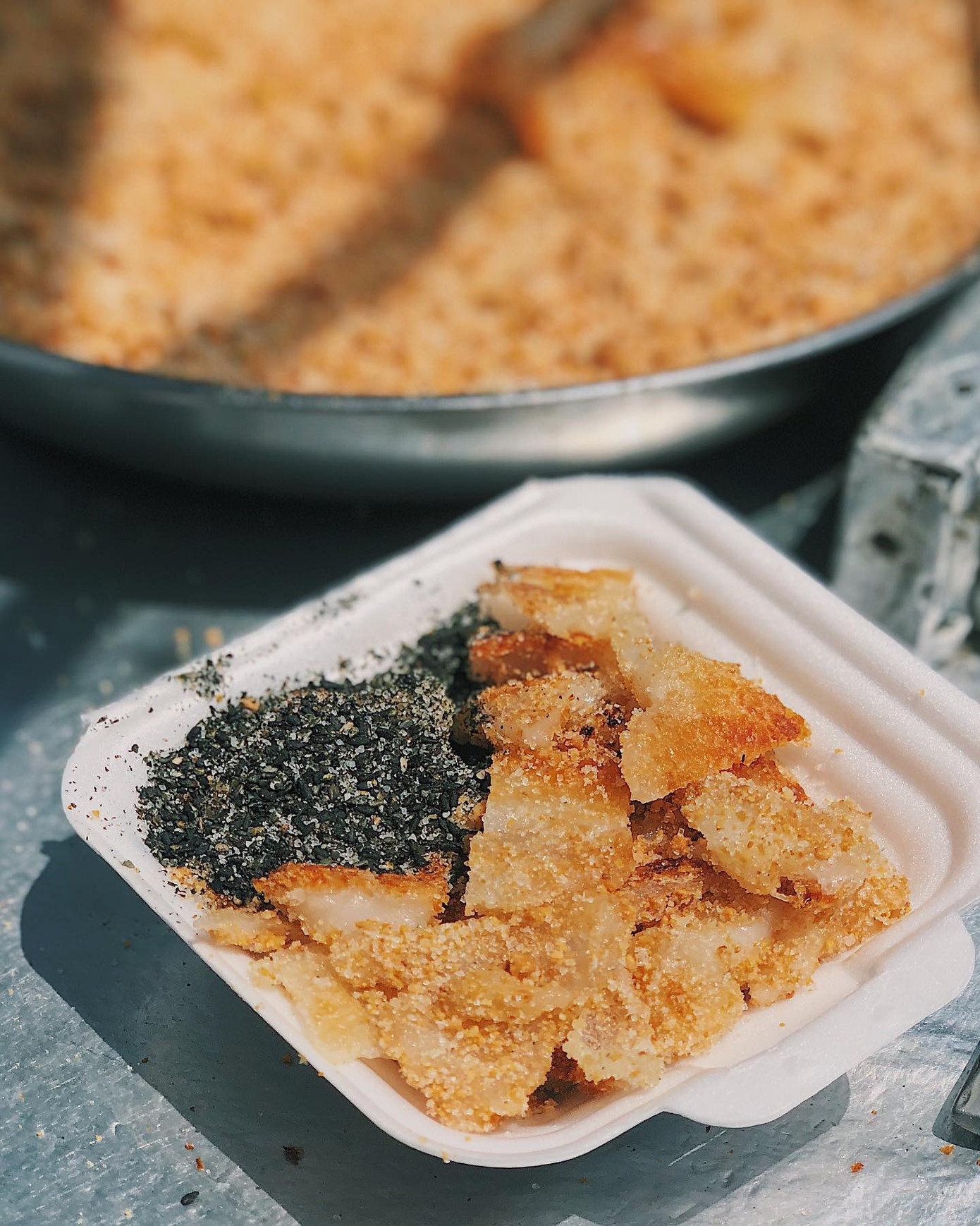 Sài Gòn hẻm: Bánh bò nướng chấm sốt hay bánh nếp đậu phộng, bạn mê bánh nào? ảnh 3