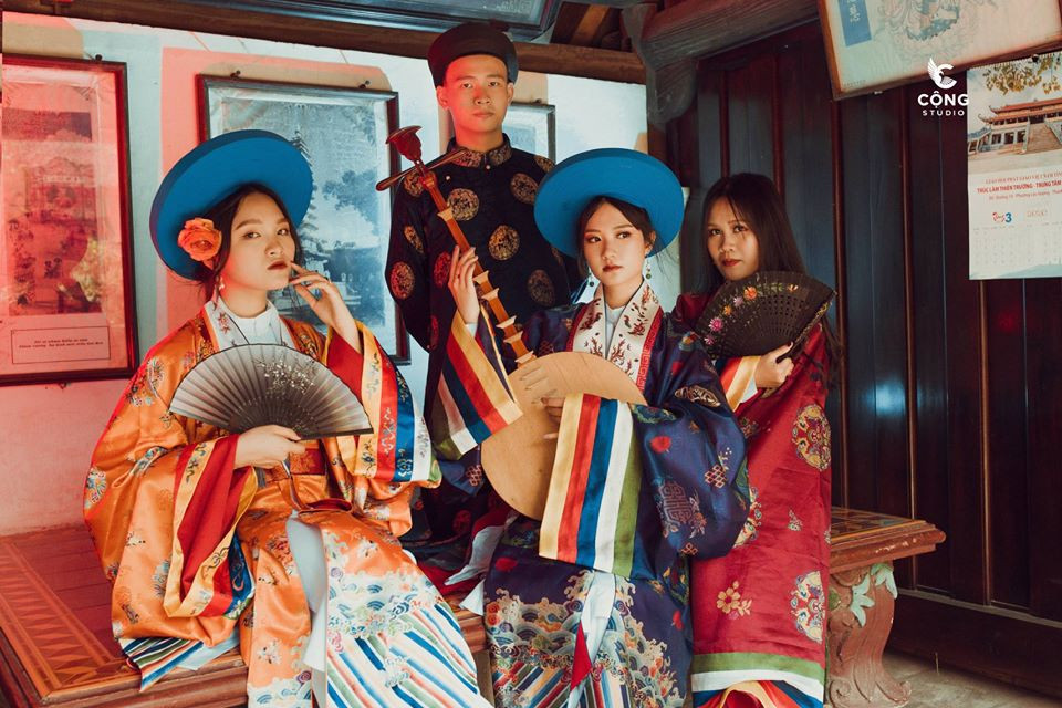 Trầm trồ trước vẻ đẹp của cổ phục Việt Nam trong bộ ảnh kỷ yếu của teen 12 Nam Định ảnh 3