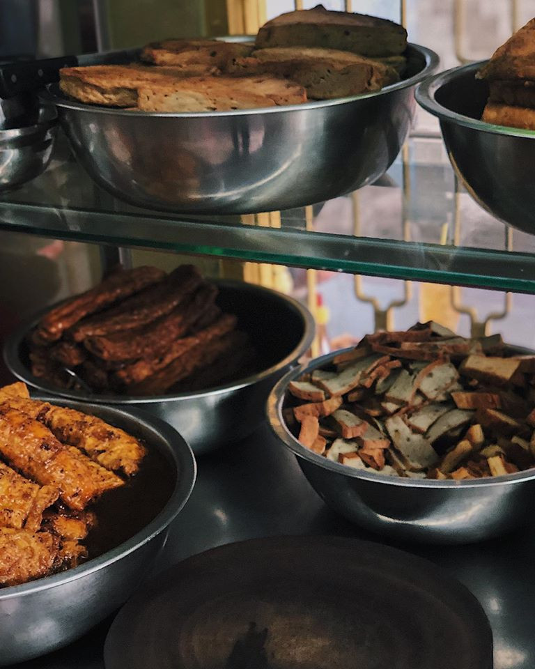 Bữa xế Sài Gòn: Hủ tiếu và mì vịt tiềm chay hay nem nướng Nha Trang chính hiệu? ảnh 3