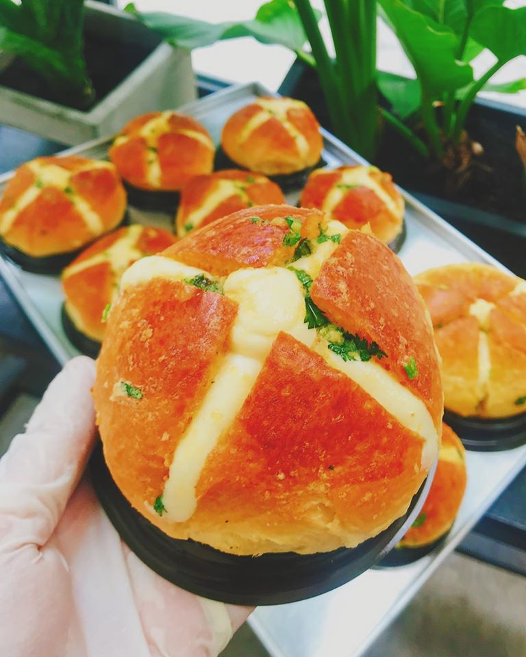 Một chiếc bánh mì phô mai tan chảy nhé? - Ảnh: Bếp bánh Anh Hai Trời thì mưa, bạn lại ngại ra ngoài nhưng vẫn muốn ăn-cả-thế-giới, có giải pháp ngay đây! ảnh 1