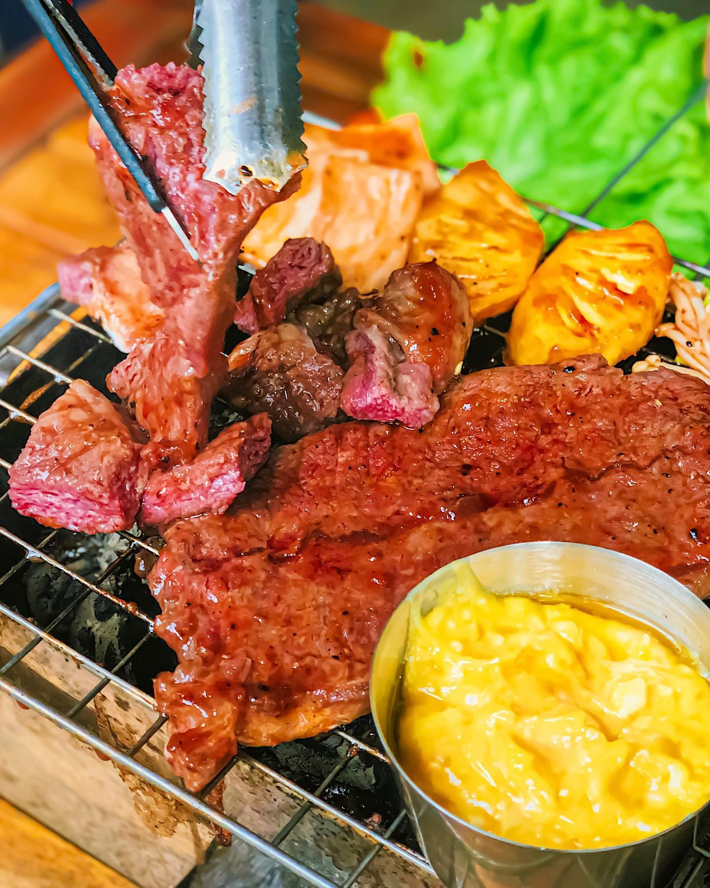 Ăn gì trưa nay: Gà cay phô mai và bò sốt trứng muối, bên nào… mập hơn? ảnh 6