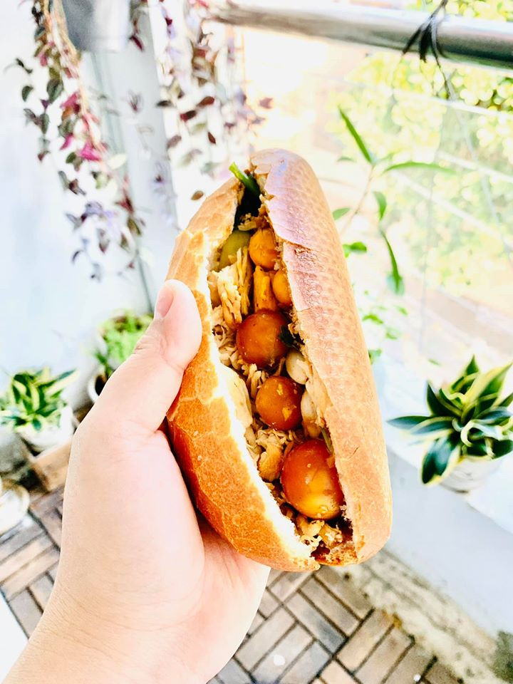 Ăn sáng cùng Sài Gòn: Liêu xiêu cùng món bánh mì gà xé trứng non lòng đào ngon dzách lầu ảnh 1