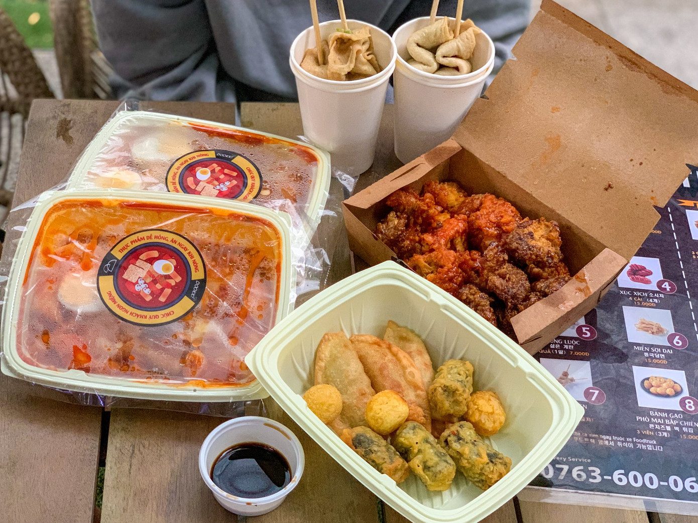 TP.HCM: “Đột kích” xe tải bán đồ ăn “cool ngầu” với thực đơn đa dạng và giá “hạt dẻ“ ảnh 6