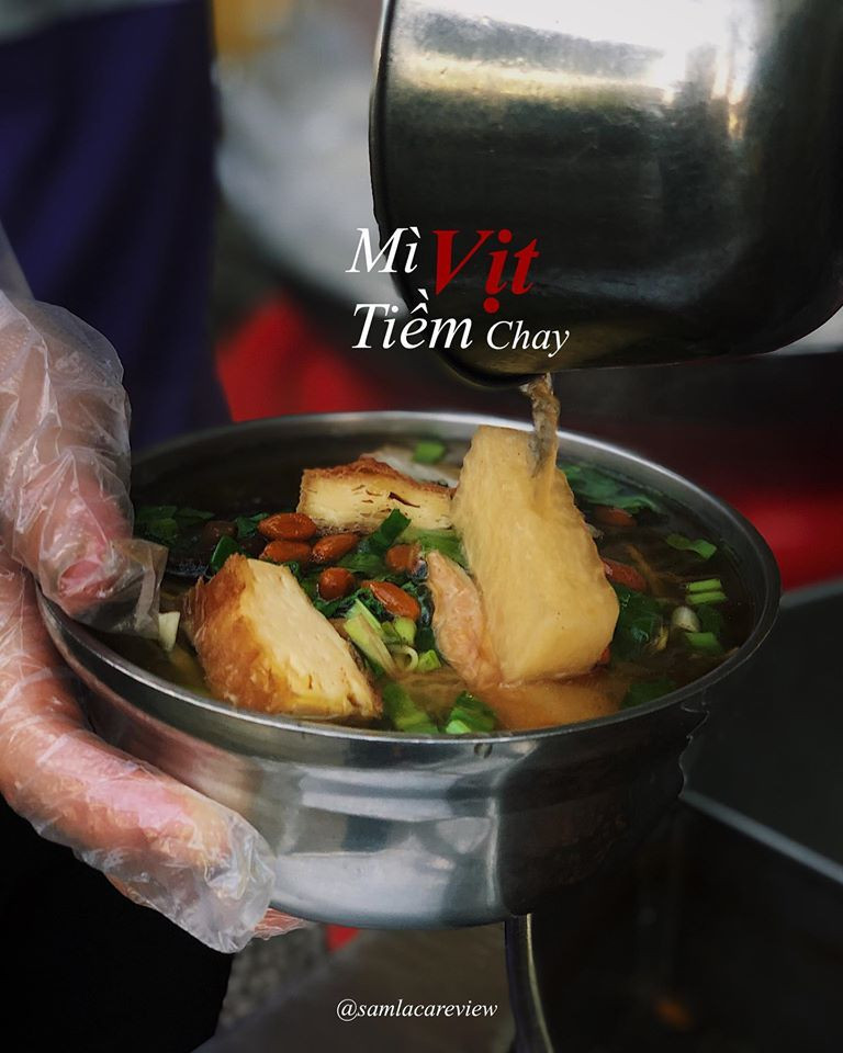 Bữa xế Sài Gòn: Hủ tiếu và mì vịt tiềm chay hay nem nướng Nha Trang chính hiệu? ảnh 1
