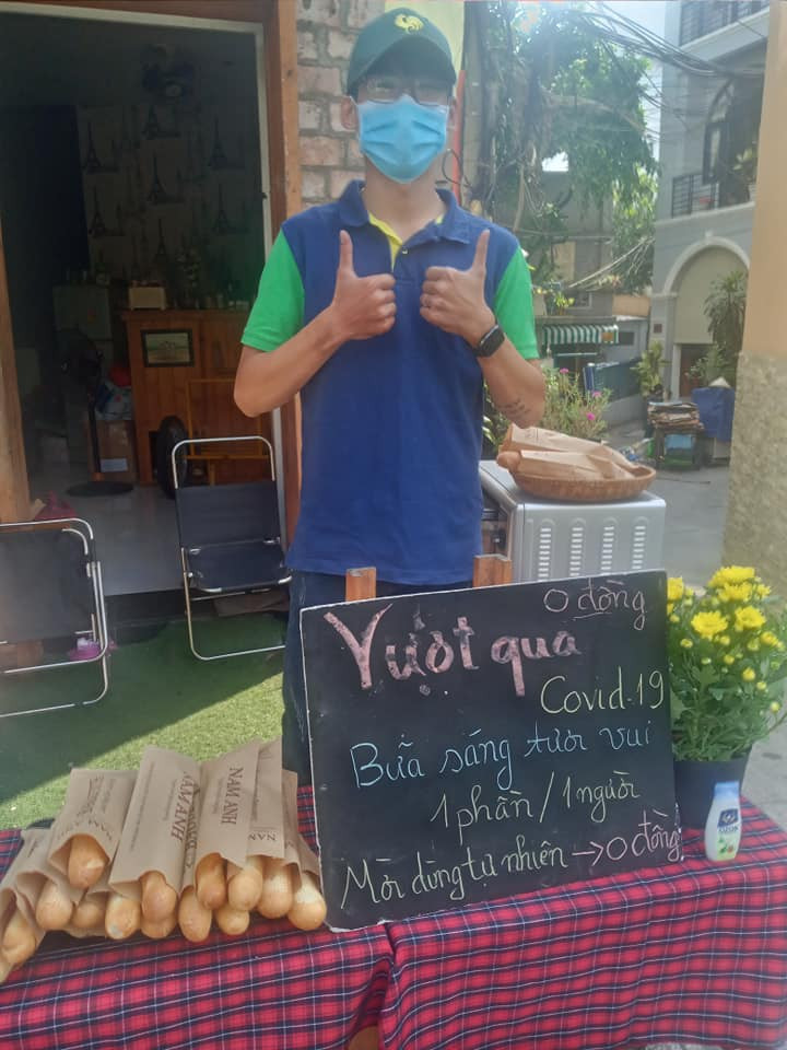 Sài Gòn: Ấm lòng với 400 ổ bánh mì đủ loại nhân thơm ngon miễn phí cho mọi người ảnh 3