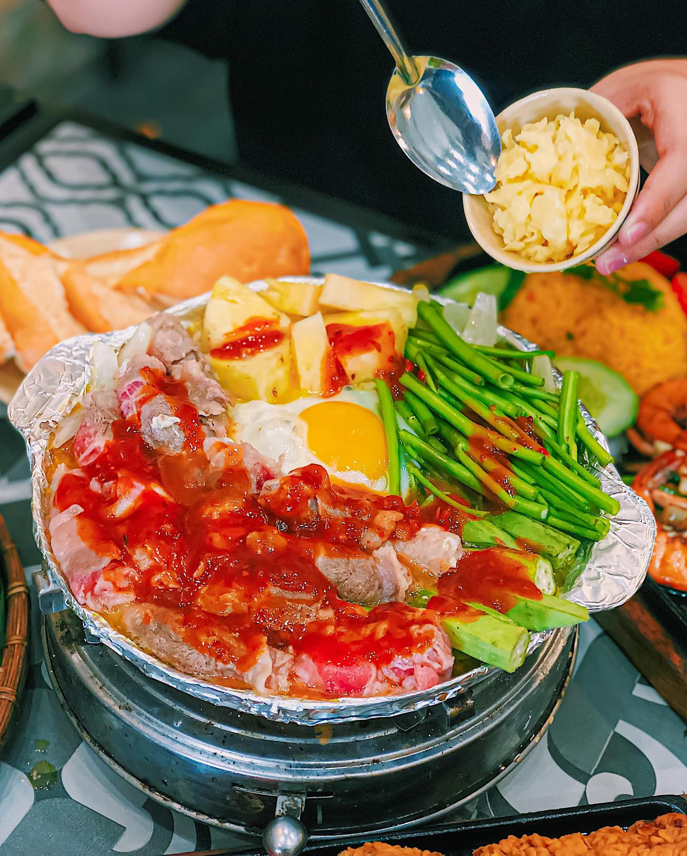 Ảnh: Sam Nguyễn Giờ ăn đến rồi: Bánh mì chả cá giòn thơm hay bò né sốt phô mai kéo sợi? ảnh 5