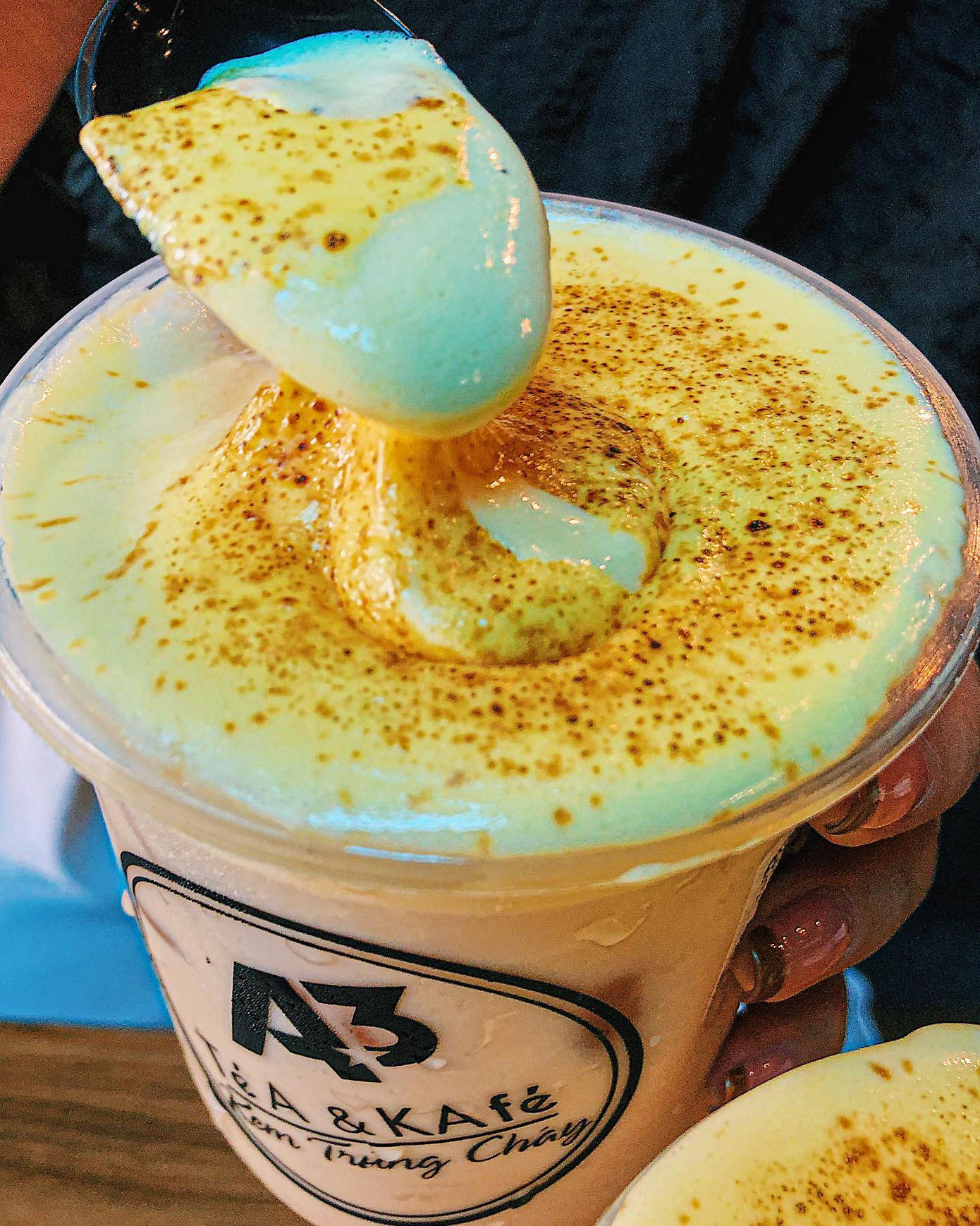 Món ngon cuối tuần: Kem trứng cháy và trà sữa phô mai cho những tín đồ không sợ béo ảnh 1