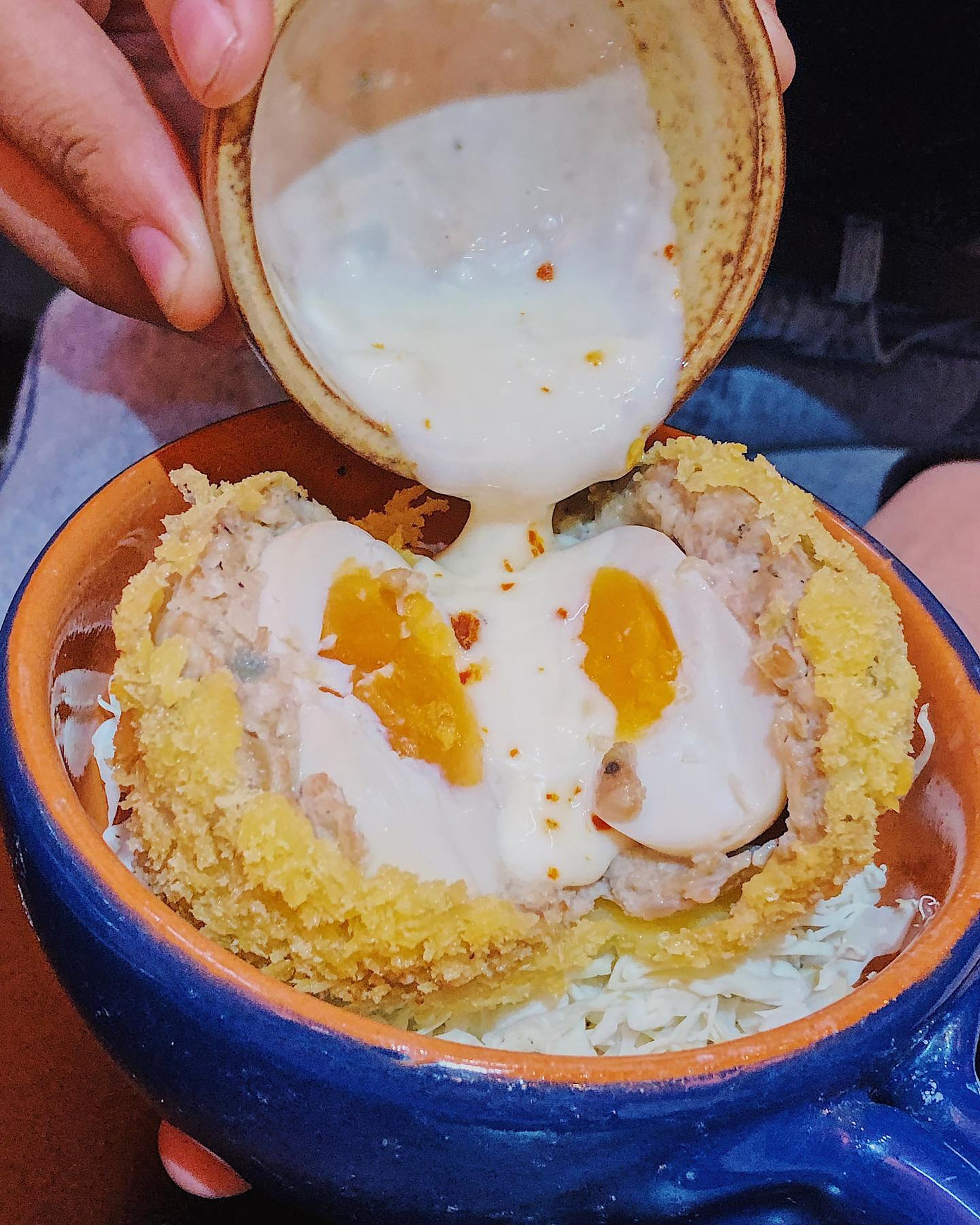 Món ngon Sài Gòn: Một cuộc hẹn thơm béo với gà nướng phô mai và bánh tráng chấm bơ ảnh 3