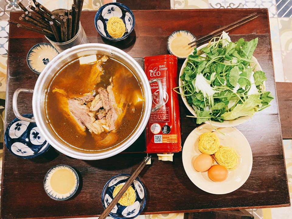 Ảnh: Lẩu Bò Nhà Gỗ Trời mưa ăn gì: Món Hàn cay-nóng-ấm hay lẩu bò nghi ngút khói đậm chất Việt? ảnh 10