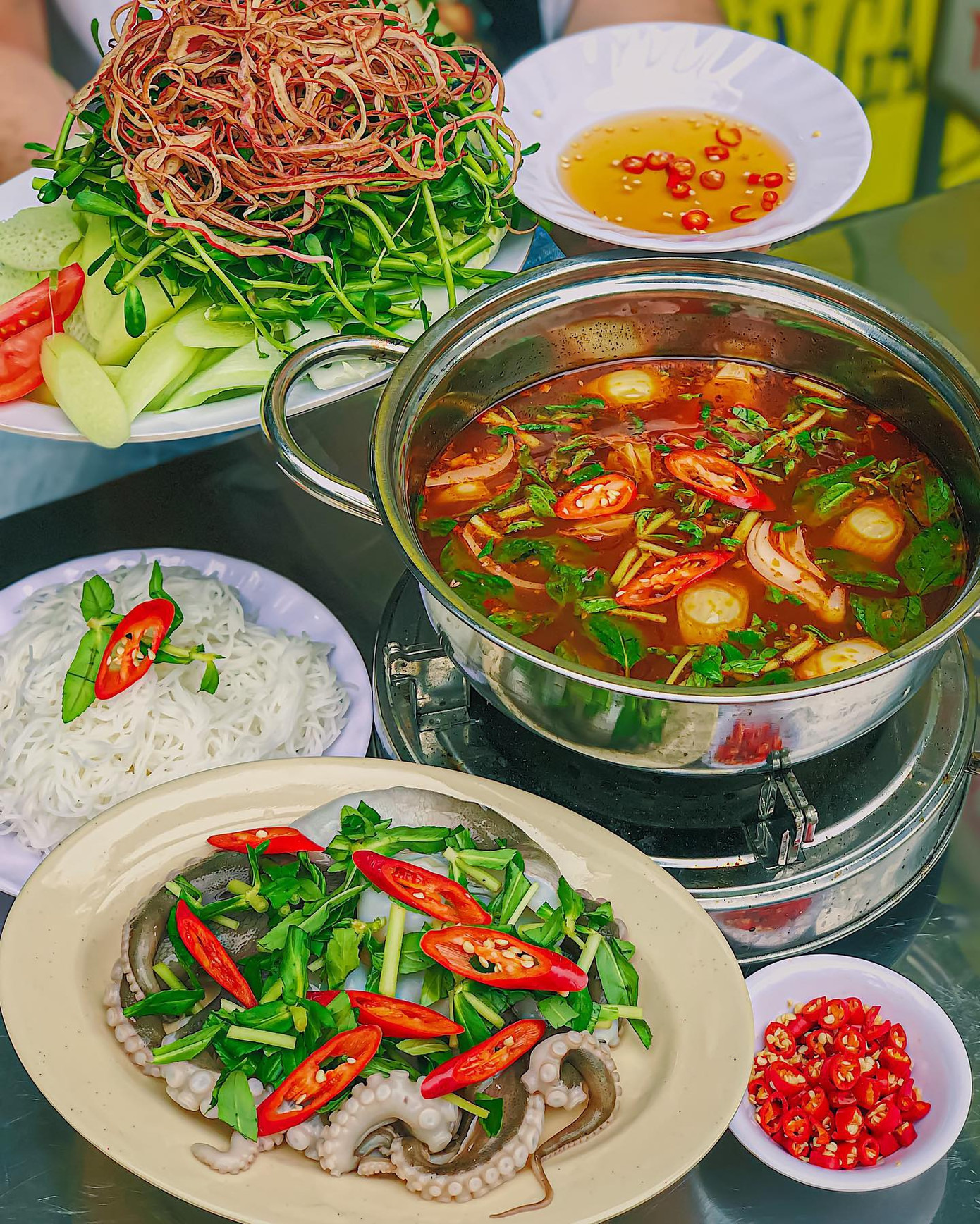 Ảnh: Sam Nguyễn Xì xụp bên nồi lẩu mực khổng lồ cay cay hay lẩu hải sản chua ngọt ngon nức nở? ảnh 4