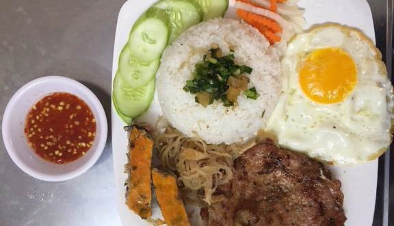 Chỉ cần nhìn thôi bụng đã đói cồn cào rồi - Ảnh: Foody Tại sao cơm Tấm lại là “biểu tượng ẩm thực” của teen Sài thành? ảnh 3