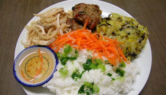 Chỉ là một phần ăn hơi giản dị...- Ảnh: Foody Tại sao cơm Tấm lại là “biểu tượng ẩm thực” của teen Sài thành? ảnh 4