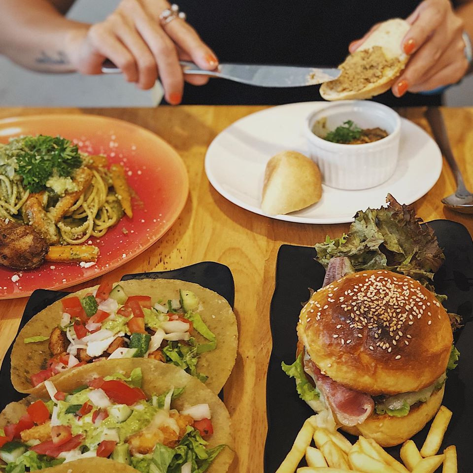 Trưa nay ăn gì Sài Gòn: Đổi vị với thực đơn món lạ, quán cũng... lạ luôn! ảnh 3