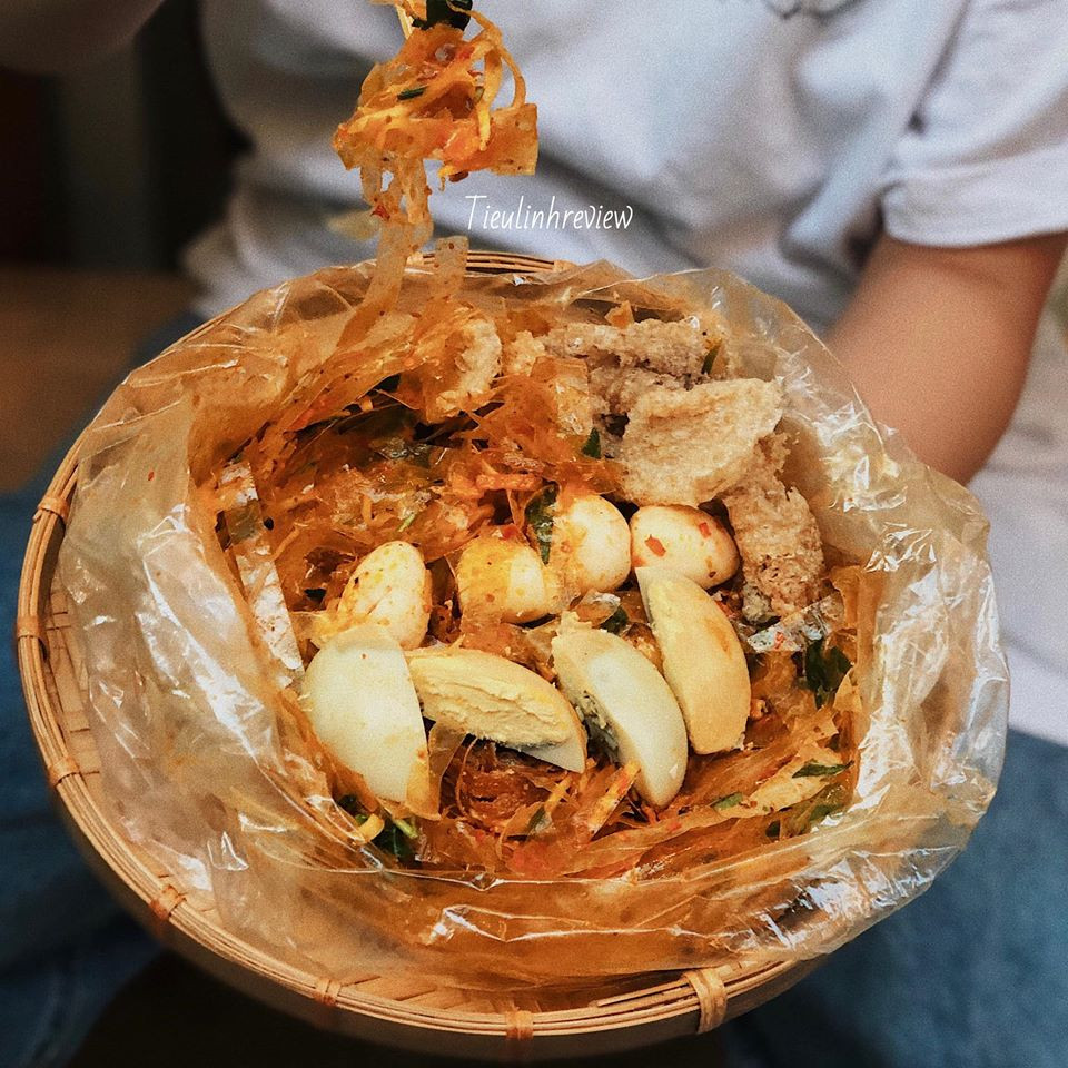 Bánh tráng trộn 20K cho 2 người ăn - Ảnh: Tiểu Linh Hẹn hò Sài Gòn: Phá lấu và Bánh tráng - bộ đôi hoàn hảo cho bữa xế ngày mưa ảnh 4