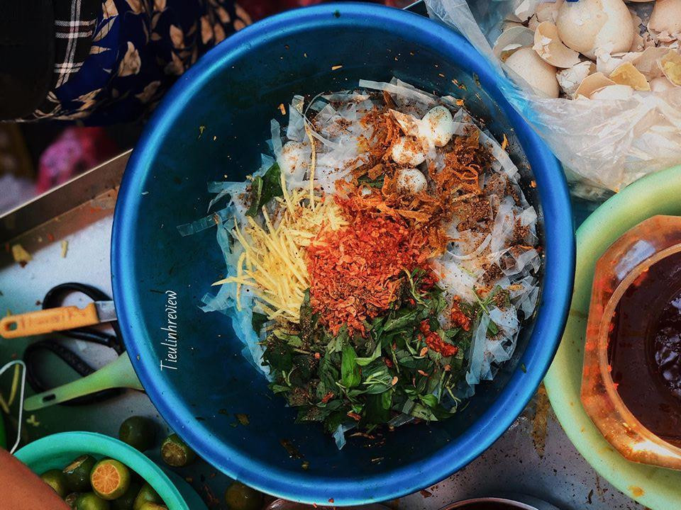 Sức hấp dẫn không thể chối từ - Ảnh: Tiểu Linh Hẹn hò Sài Gòn: Phá lấu và Bánh tráng - bộ đôi hoàn hảo cho bữa xế ngày mưa ảnh 5