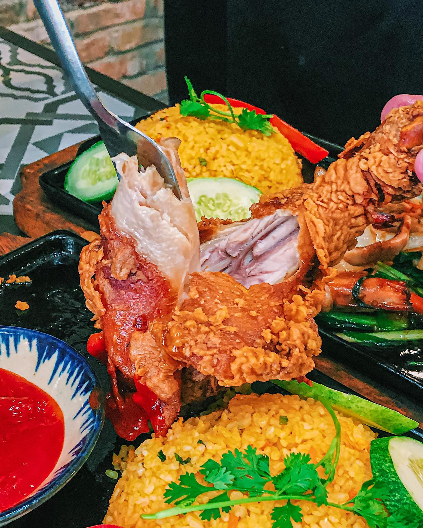 Ảnh: Sam Nguyễn Giờ ăn đến rồi: Bánh mì chả cá giòn thơm hay bò né sốt phô mai kéo sợi? ảnh 6