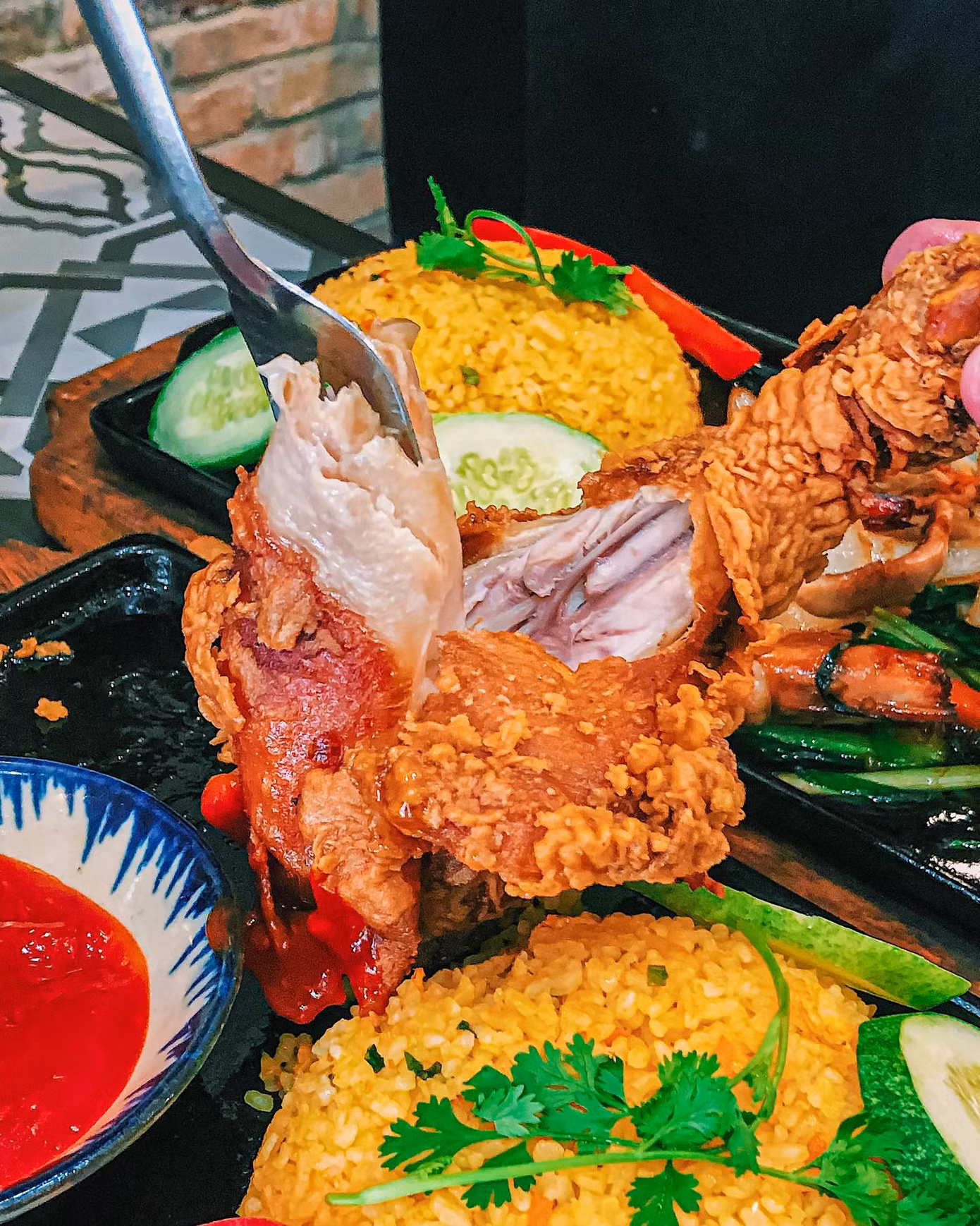 Giờ ăn đến rồi: Bánh mì chả cá giòn thơm hay bò né sốt phô mai kéo sợi? ảnh 6