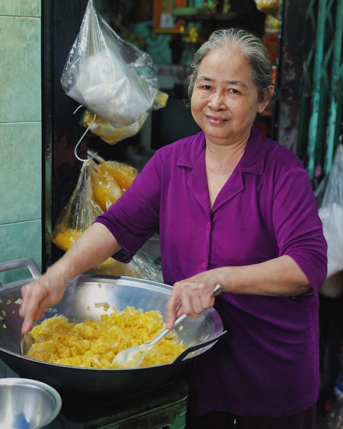 Bánh tráng chiên trứng độc đáo sánh đôi cùng flan màu mè nhất Sài Gòn ảnh 1