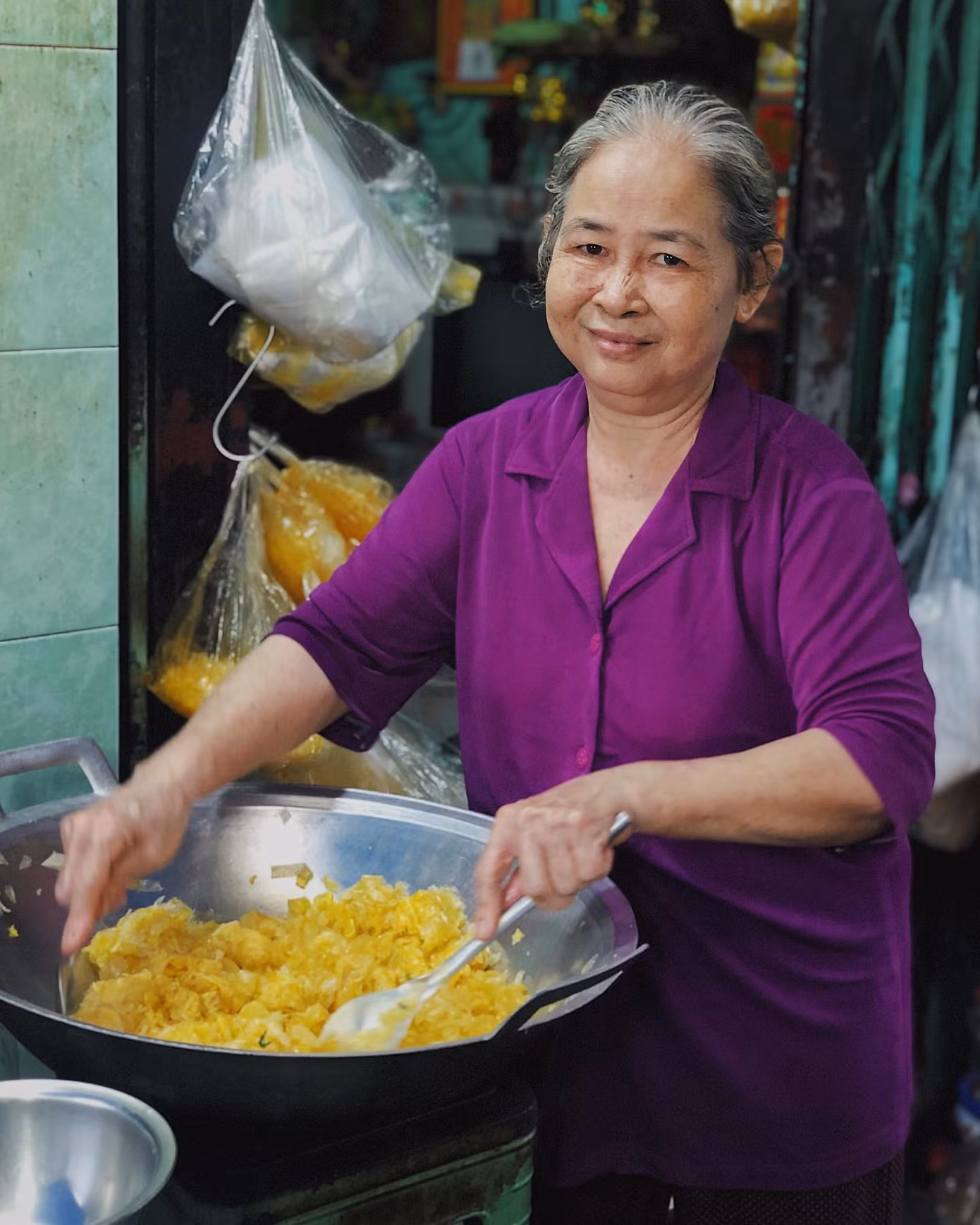 Bánh tráng chiên trứng độc đáo sánh đôi cùng flan màu mè nhất Sài Gòn ảnh 1