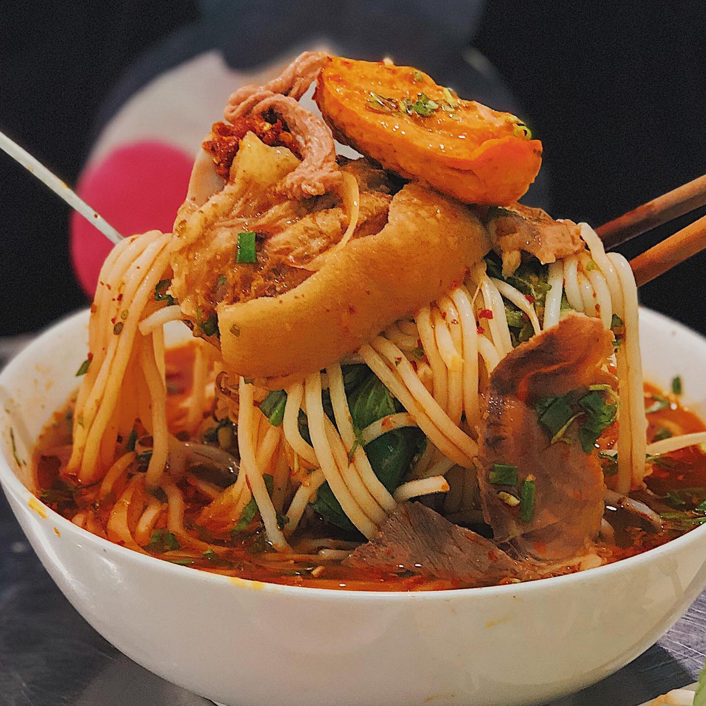 TP.HCM: Lẩu bò ấm bụng ngày mưa hay bún bò vị ngon trên từng cây số? ảnh 5