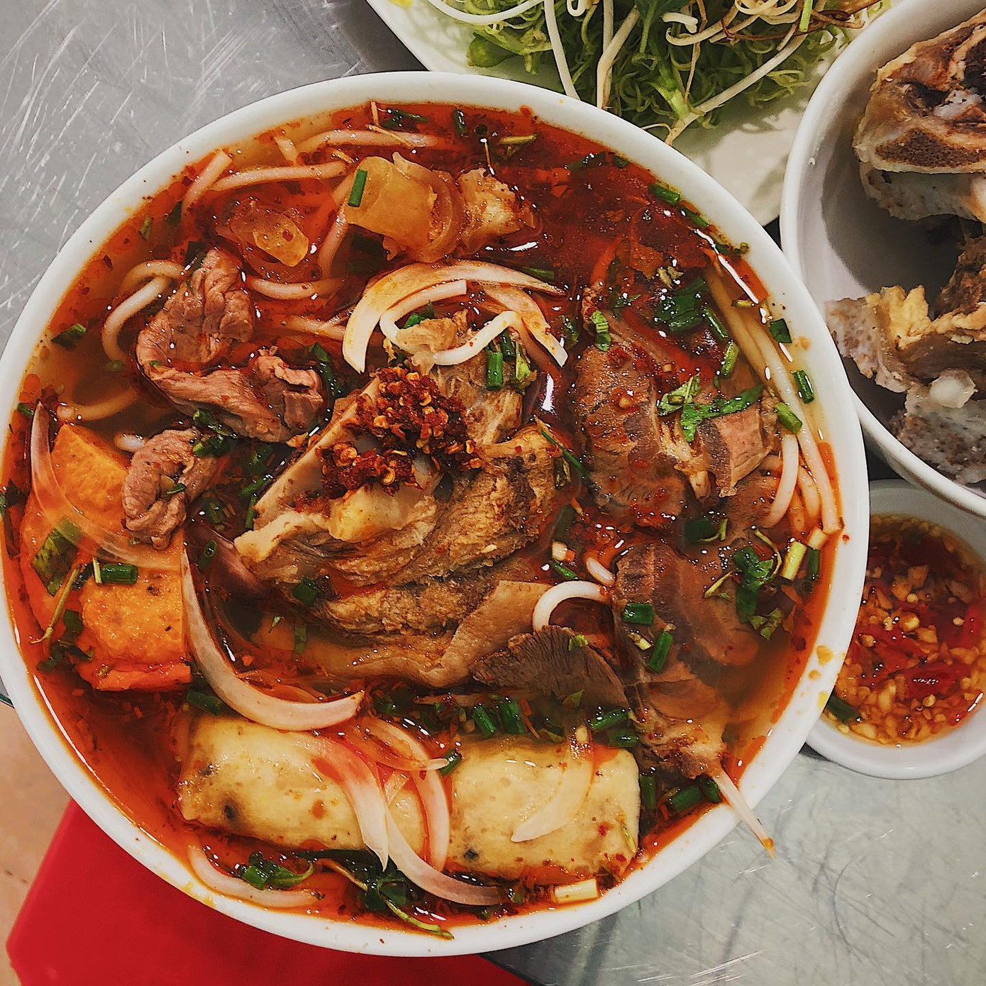 TP.HCM: Lẩu bò ấm bụng ngày mưa hay bún bò vị ngon trên từng cây số? ảnh 7