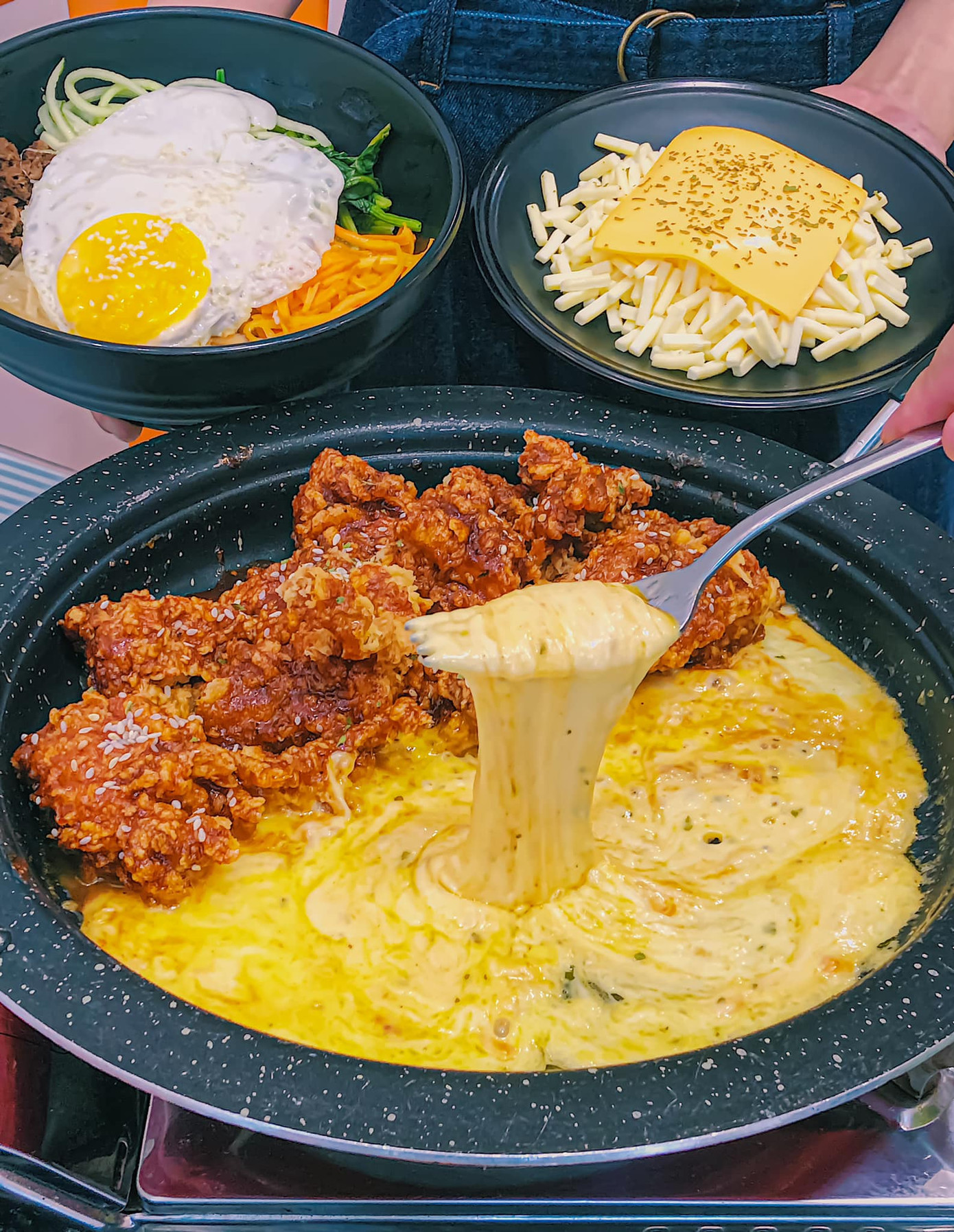 Giờ ăn đến rồi: Chảo gà phô mai siêu tan chảy “đọ sắc” cùng thiên đường ốc nướng phô mai ảnh 1