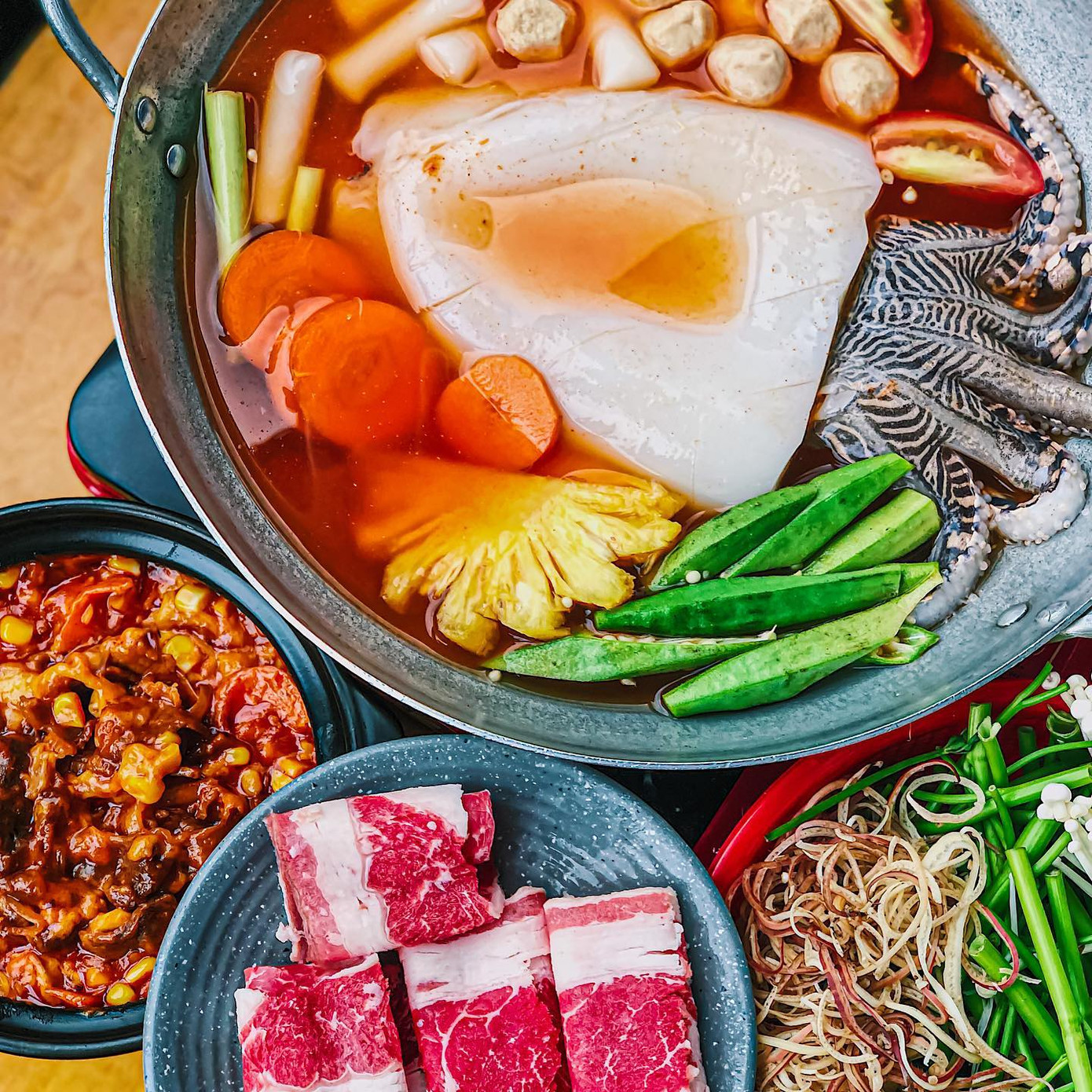 Ảnh: Sam Nguyễn Xì xụp bên nồi lẩu mực khổng lồ cay cay hay lẩu hải sản chua ngọt ngon nức nở? ảnh 1