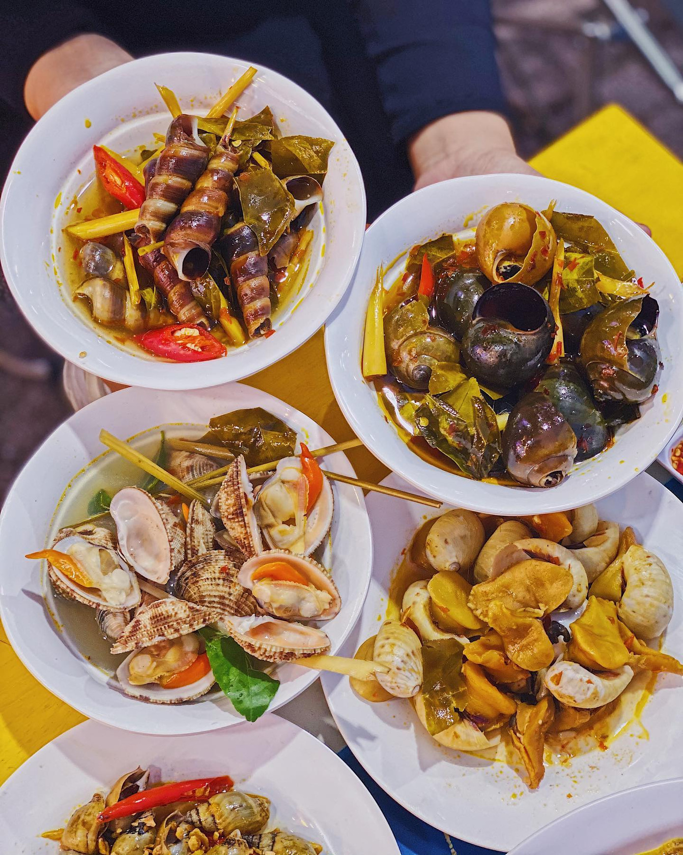 Bạn chọn ăn hải sản “hạt dẻ” vỉa hè hay hải sản kiểu buffet “chanh xả”? ảnh 1