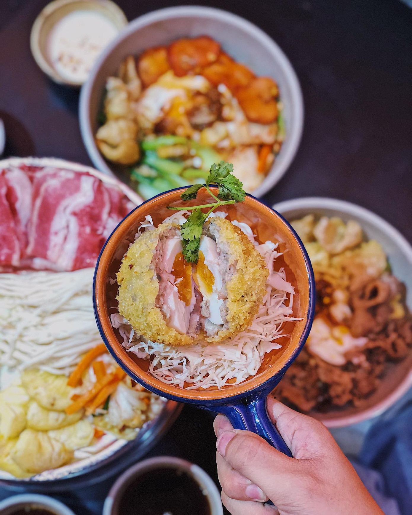 Món ngon Sài Gòn: Một cuộc hẹn thơm béo với gà nướng phô mai và bánh tráng chấm bơ ảnh 2