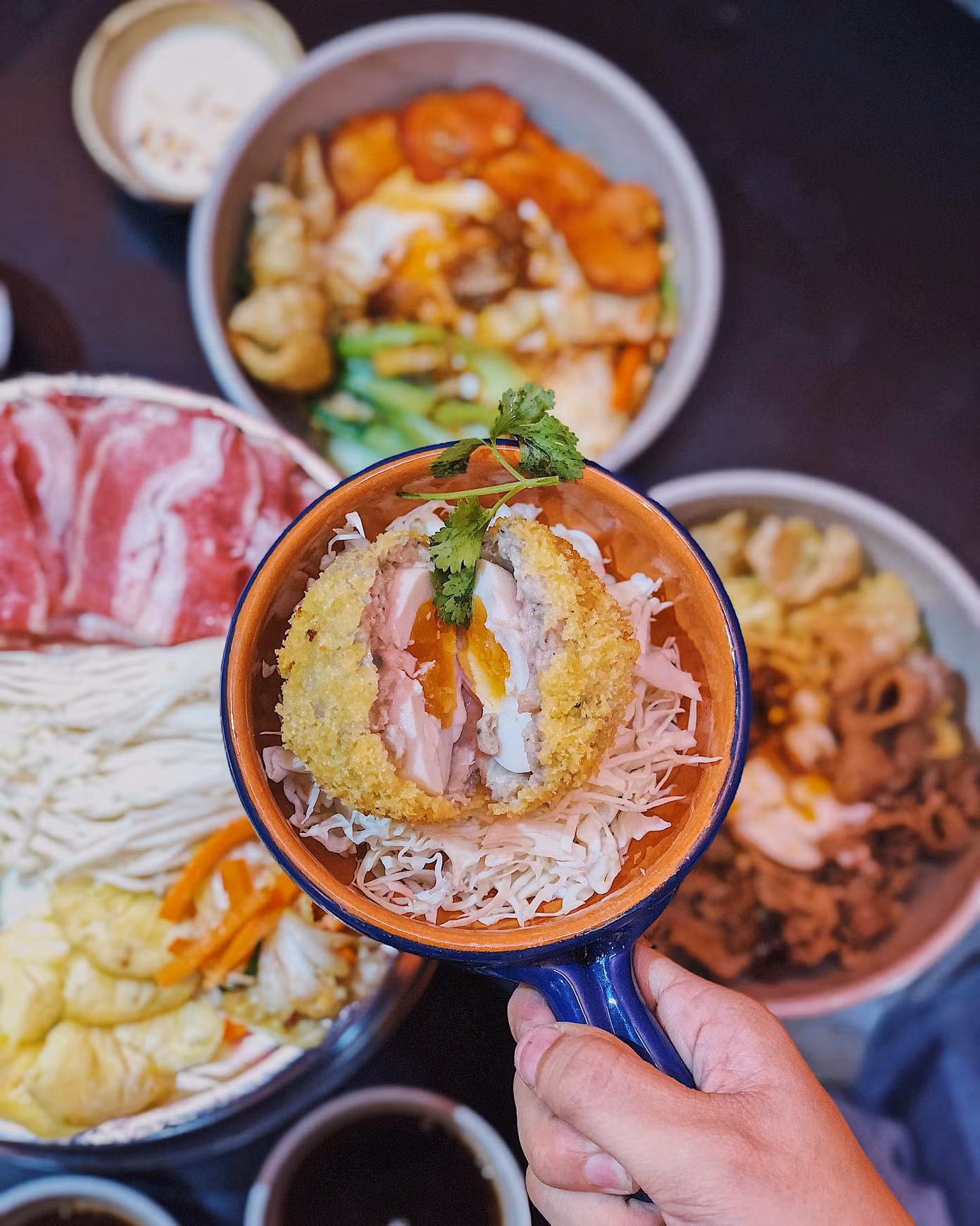 Món ngon Sài Gòn: Một cuộc hẹn thơm béo với gà nướng phô mai và bánh tráng chấm bơ ảnh 2