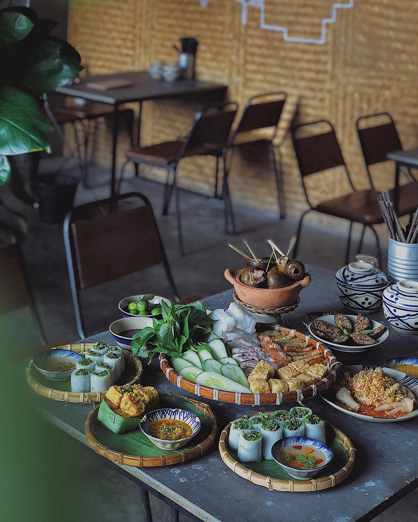 Hẹn hò Sài Gòn: Ăn thả cửa cùng mẹt bún đậu tá lả và buffet lẩu ngon mê man ảnh 1