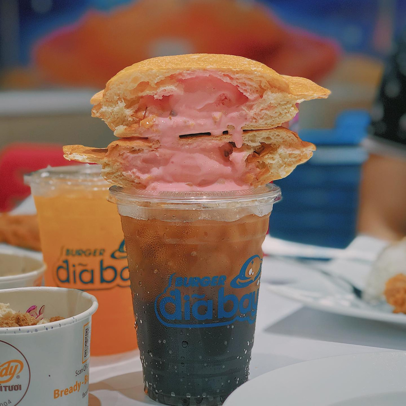 Món ngon Sài Gòn: Team hảo ngọt và team mê burger mau mau bơi vào đây! ảnh 8