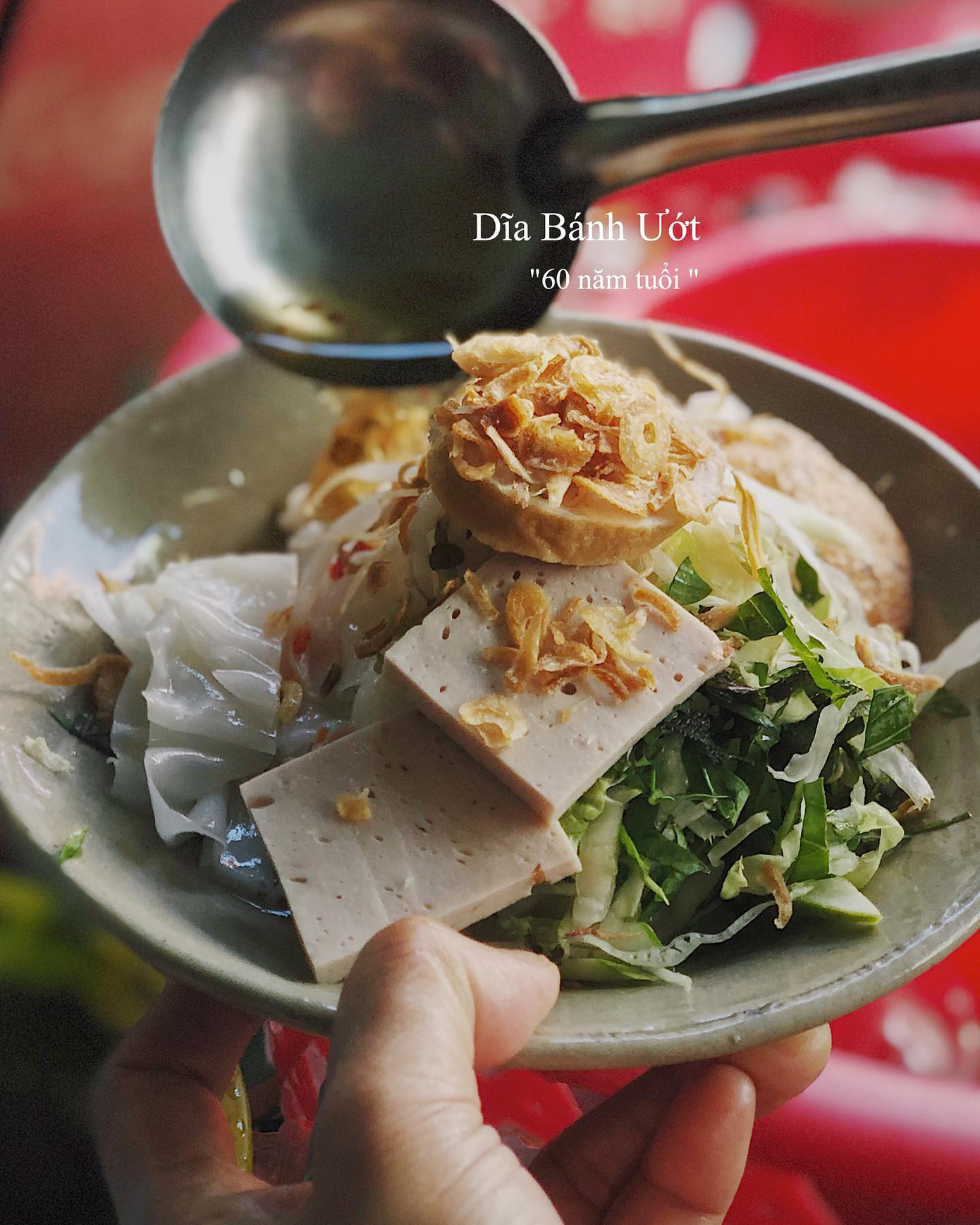 Sài Gòn hẻm: Có gì hấp dẫn trong đĩa bánh ướt 60 năm tuổi và tô bún riêu ngon nức tiếng? ảnh 1