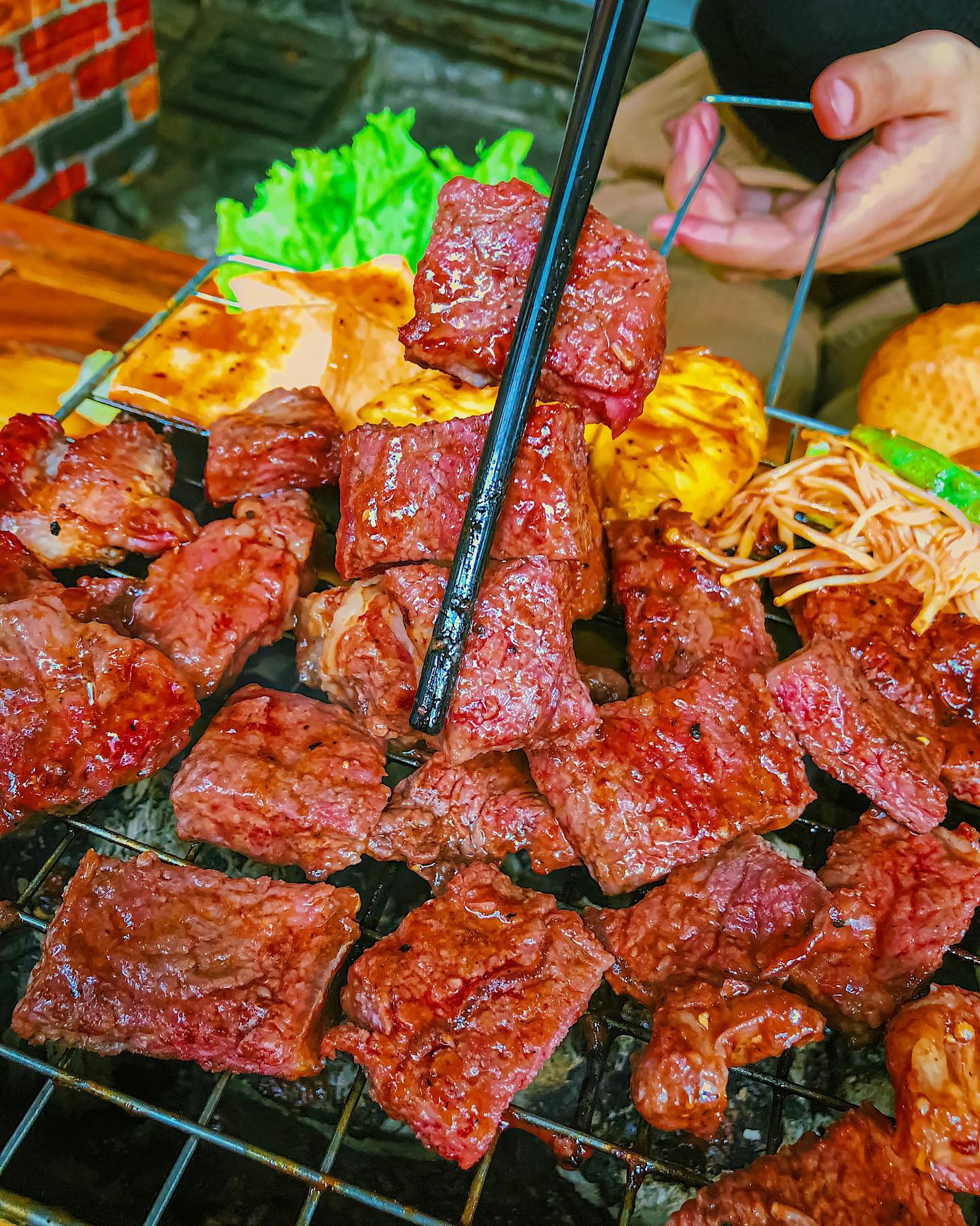 Ăn gì trưa nay: Gà cay phô mai và bò sốt trứng muối, bên nào… mập hơn? ảnh 5