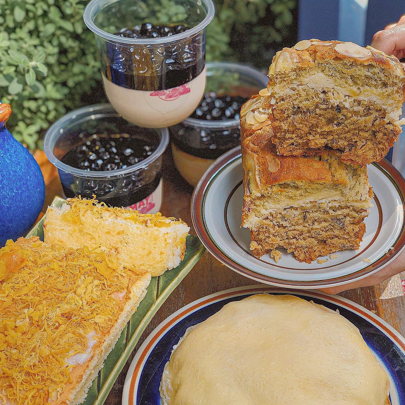 Món ngon Sài Gòn: Team hảo ngọt và team mê burger mau mau bơi vào đây! ảnh 3