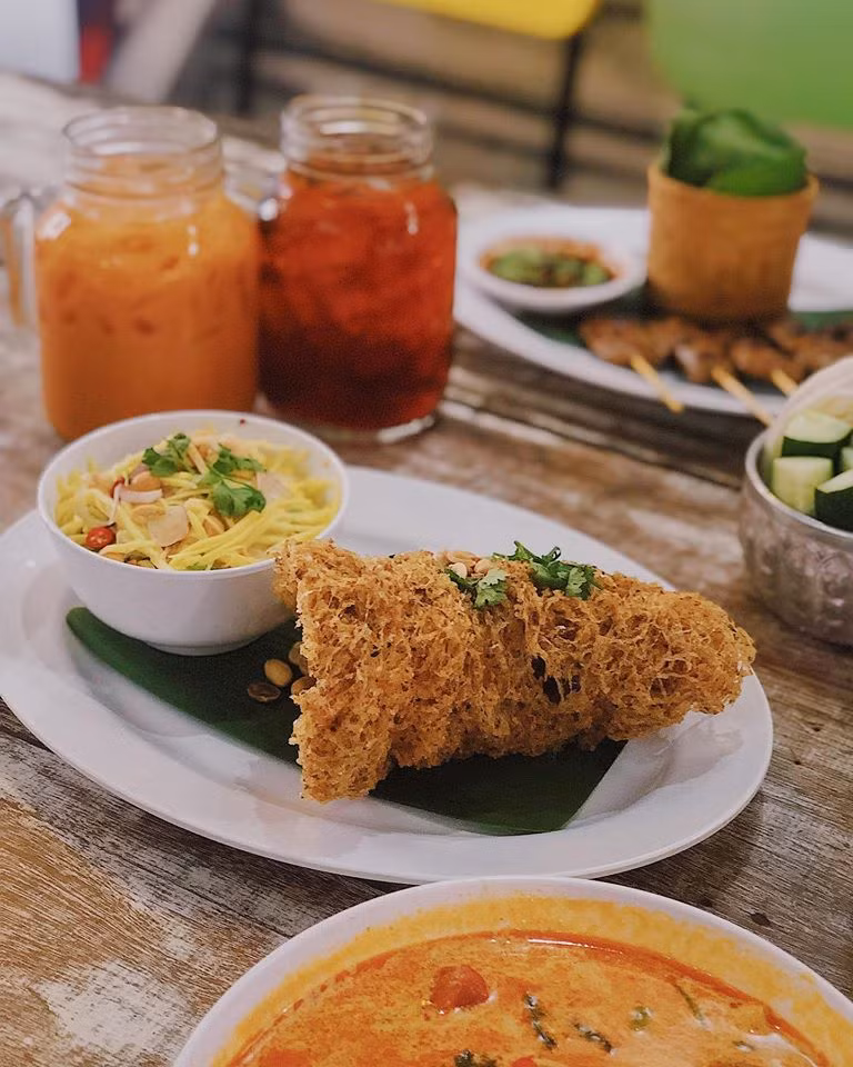 Nhớ Thái nhưng “kẹt chân” vì dịch: Khám phá tiểu Bangkok ở Sài Gòn qua các toa tàu điện ảnh 6
