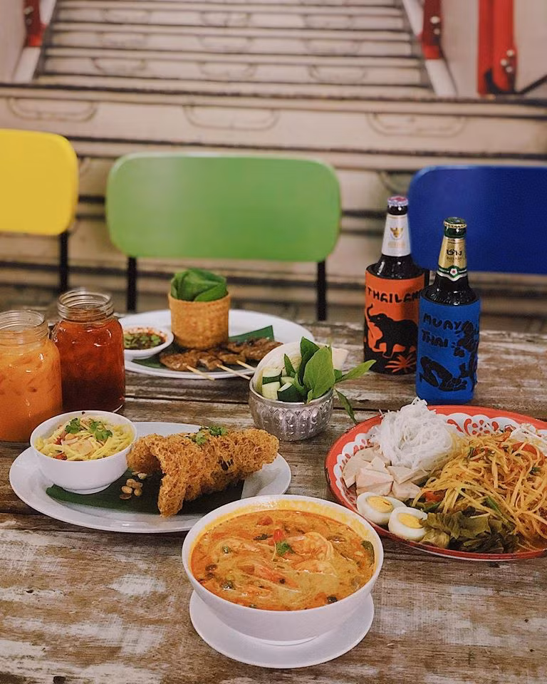 Nhớ Thái nhưng “kẹt chân” vì dịch: Khám phá tiểu Bangkok ở Sài Gòn qua các toa tàu điện ảnh 1