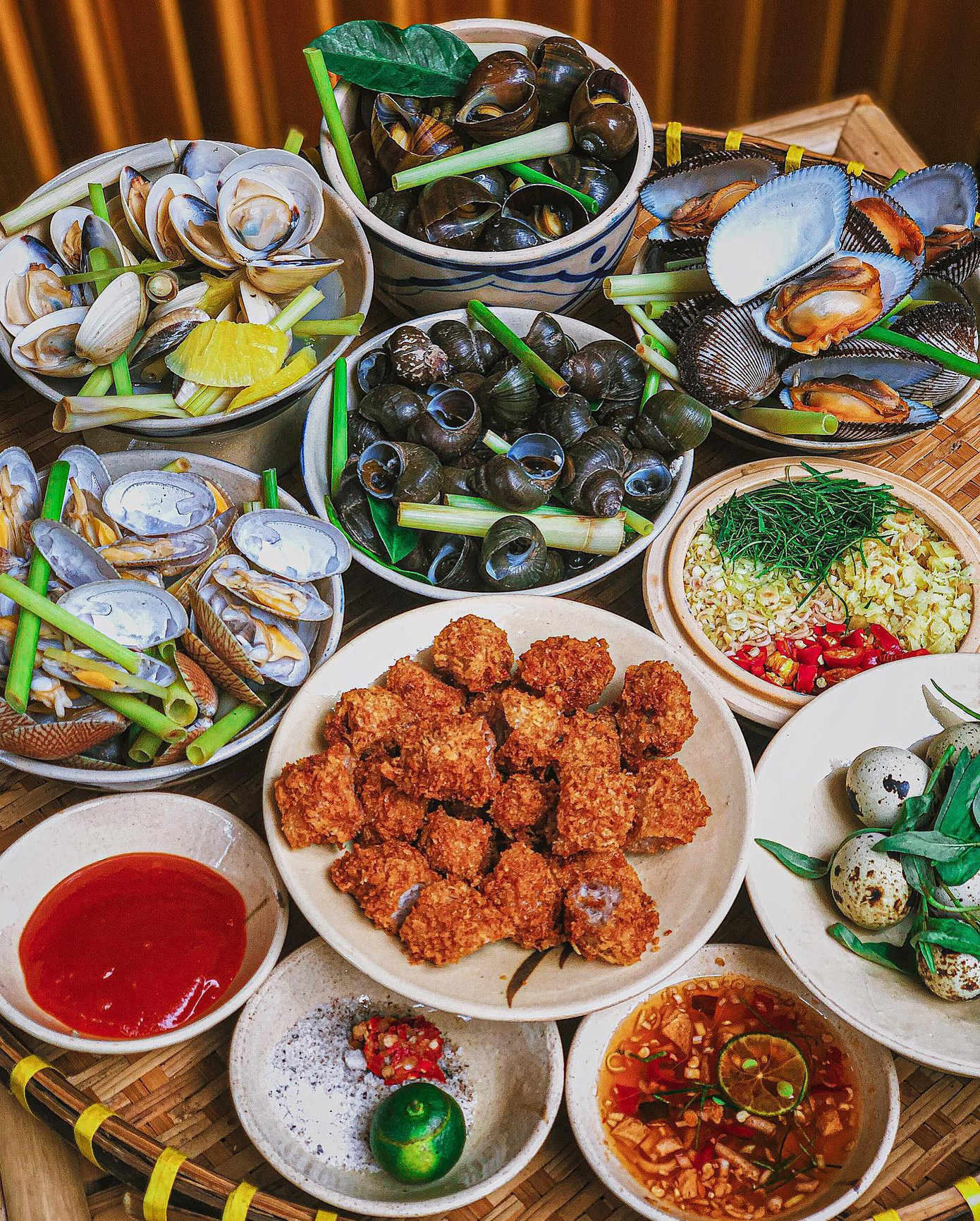 Hẹn hò Sài Gòn: Cơm gà phi lê và ốc Bắc ấm bụng trong ngày Sài Gòn mưa gió ảnh 5