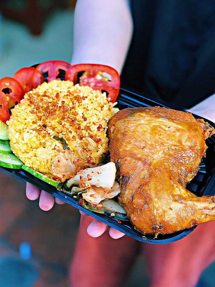 Thực đơn “chống gầy” lý tưởng: Cơm gà xối mỡ và bánh mì nem nướng ngon lịm tim ảnh 2