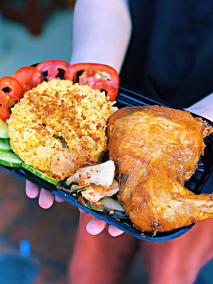 Thực đơn “chống gầy” lý tưởng: Cơm gà xối mỡ và bánh mì nem nướng ngon lịm tim ảnh 2