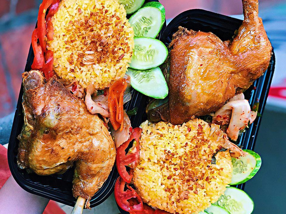 Thực đơn “chống gầy” lý tưởng: Cơm gà xối mỡ và bánh mì nem nướng ngon lịm tim ảnh 1