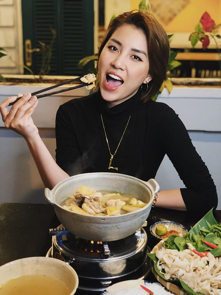 Lên Đà Lạt ăn gì cho ấm bụng: Lẩu gà lá é, lẩu cua đồng hay mỳ Quảng thơm ngon? ảnh 1