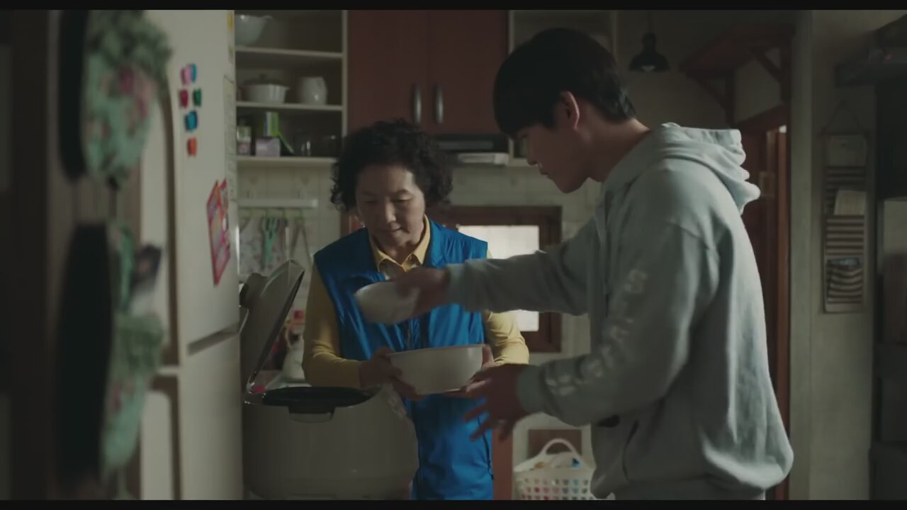 Phía sau những lời trách móc là giọt nước mắt của mẹ - Ảnh: Phim "Ngày không còn mẹ" Khi nhà là nơi cơn bão bắt đầu, em cần làm gì để trao đi những cái ôm thay vì nước mắt? ảnh 2
