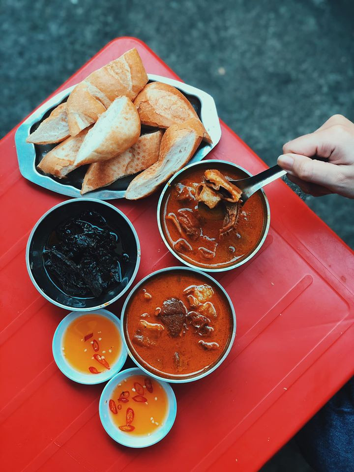 Nước dùng đậm vị - Ảnh: Tiểu Linh Hẹn hò Sài Gòn: Phá lấu và Bánh tráng - bộ đôi hoàn hảo cho bữa xế ngày mưa ảnh 1