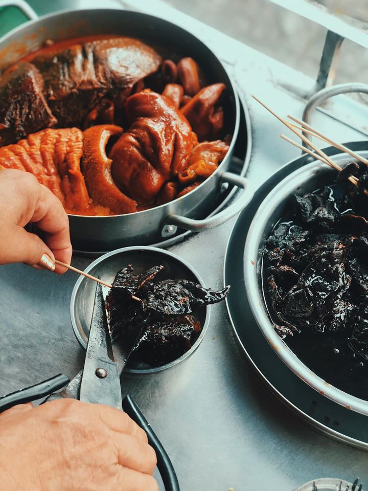 Khô bò ngon lắm, nên thử! - Ảnh: Tiểu Linh Hẹn hò Sài Gòn: Phá lấu và Bánh tráng - bộ đôi hoàn hảo cho bữa xế ngày mưa ảnh 2