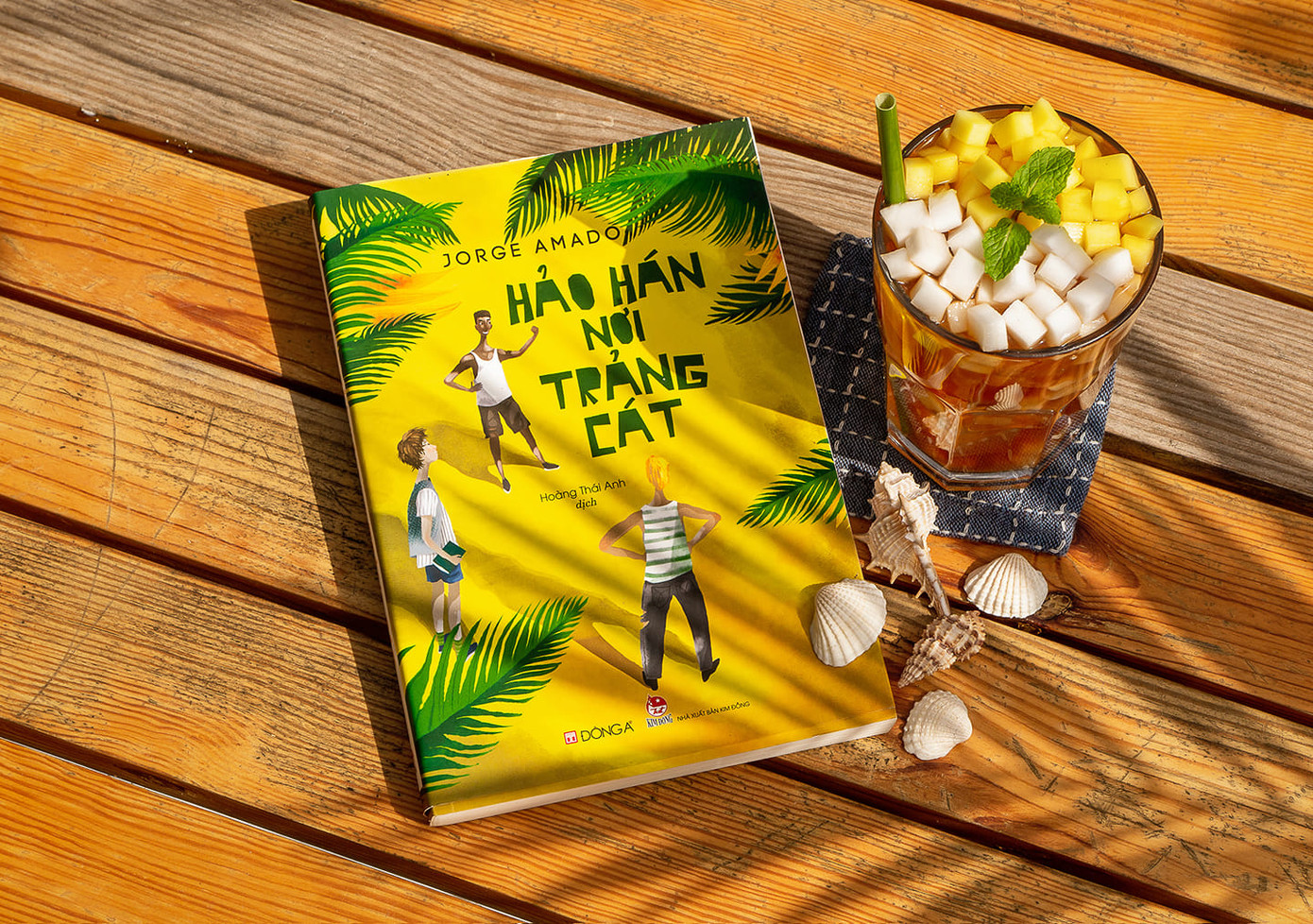 TP.HCM: Những tiệm cà phê đẹp lung linh và chứa cả một kho tàng sách hay cho bạn ghé đọc ảnh 2