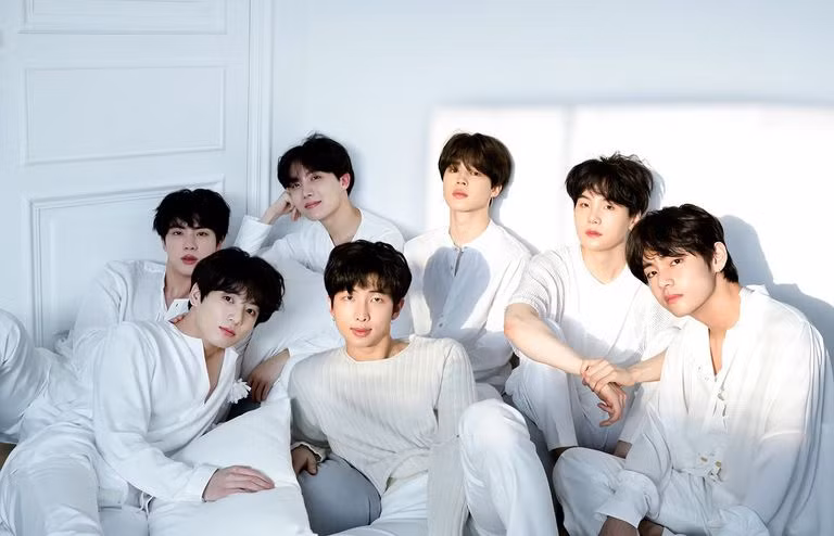 Top 10 album bán chạy nhất năm 2020: BTS tỏa sáng giữa dàn sao US&UK ảnh 2