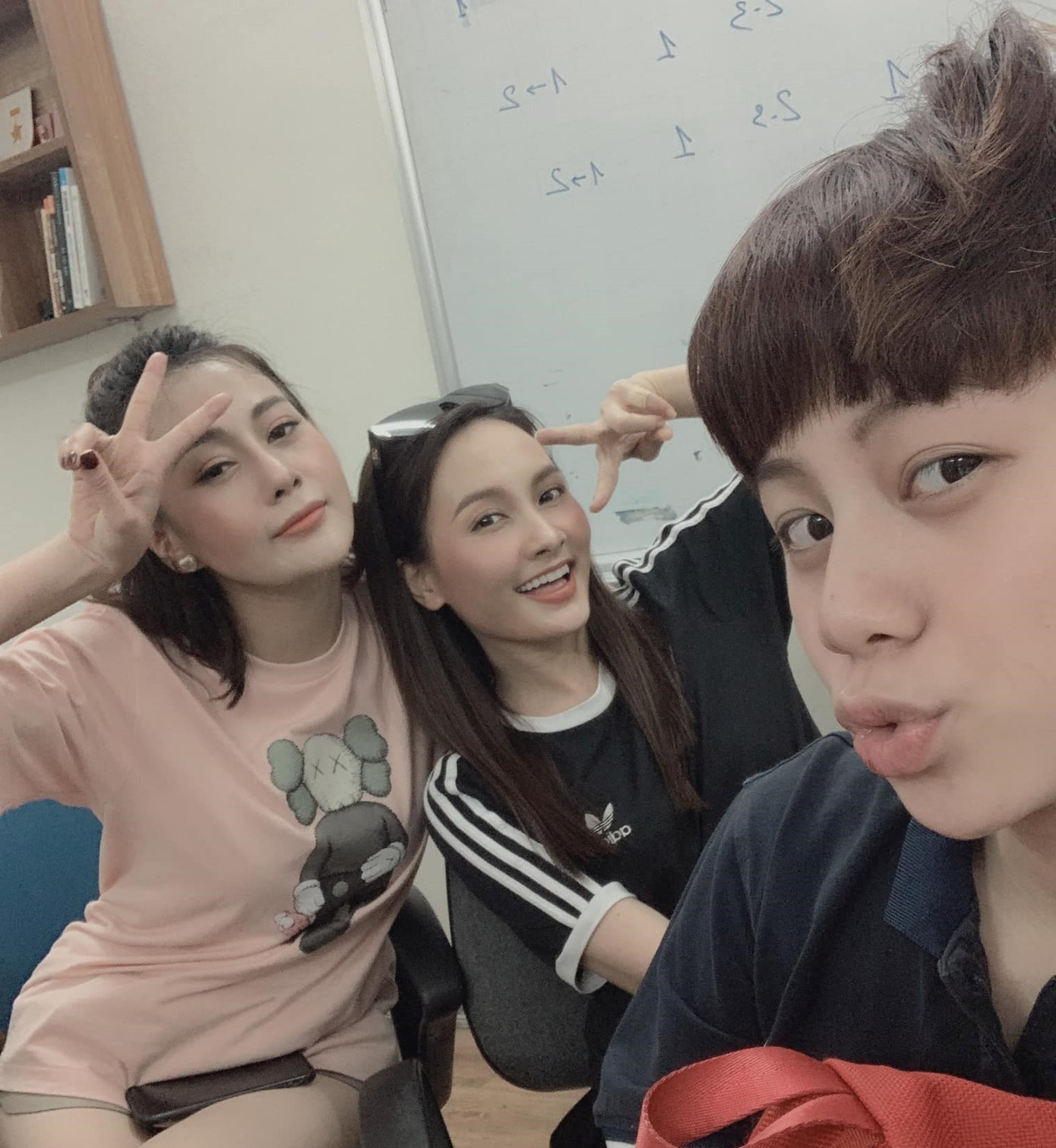 Về nhà đi con’ kết hợp ‘Cô gái nhà người ta’ phiên bản chống COVID-19 lên sóng VTV1 ảnh 1