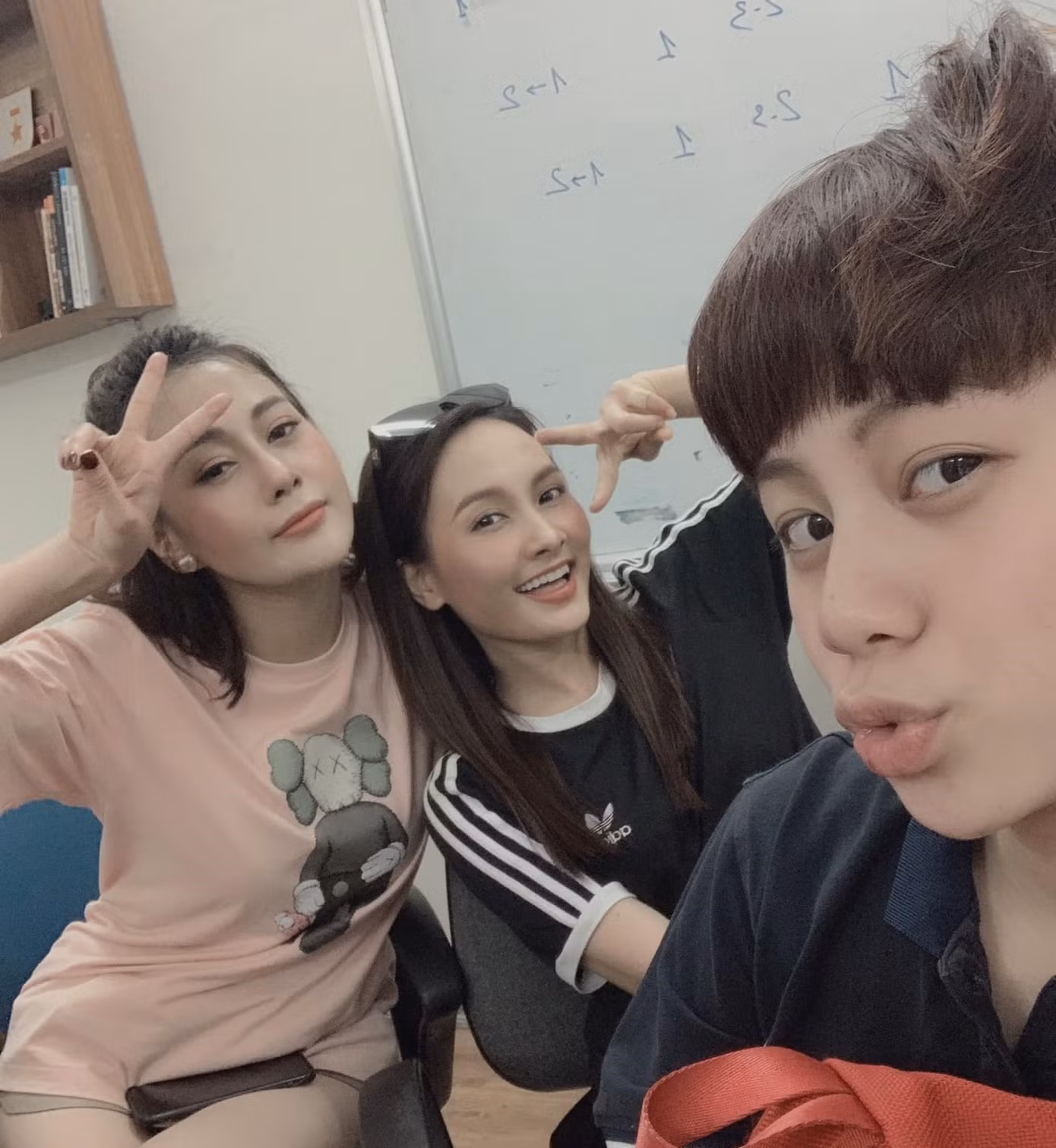 Về nhà đi con’ kết hợp ‘Cô gái nhà người ta’ phiên bản chống COVID-19 lên sóng VTV1 ảnh 1